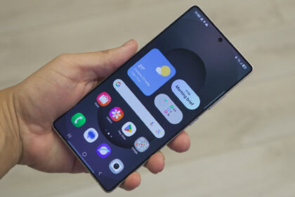 Samsung Galaxy S25 Ultra in hand showing One UI 7 home screen
