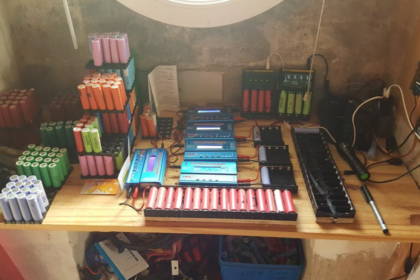 Man powers his home for 8 years using 1,000 recycled laptop batteries.